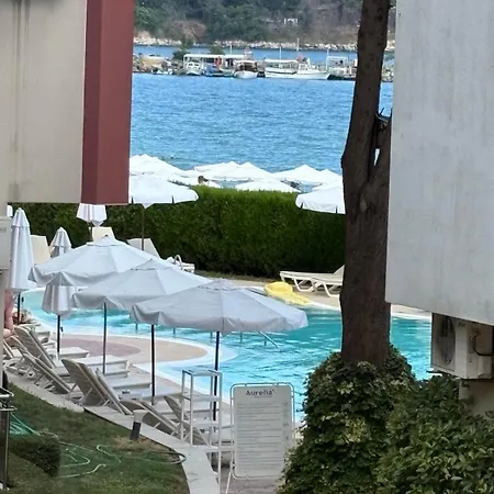 White Sands Beachfront Getaway In Aurelia - Sea View & Direct Access Apartament