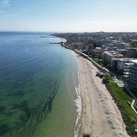 White Sands Beachfront Getaway In Aurelia - Sea View & Direct Access Apartament Burgas City